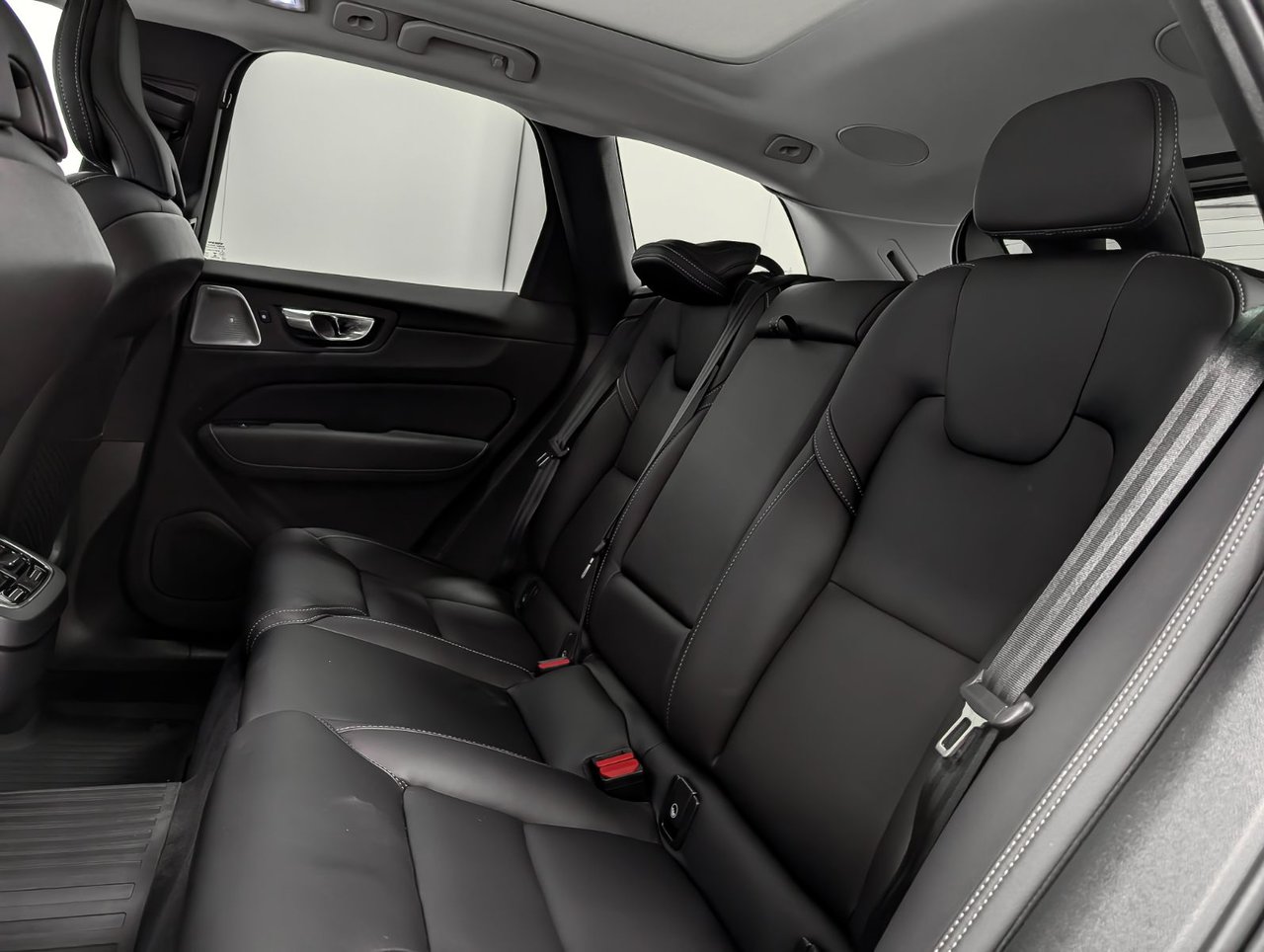 2023 Volvo XC60 B6 AWD Ultimate - Dark-10
