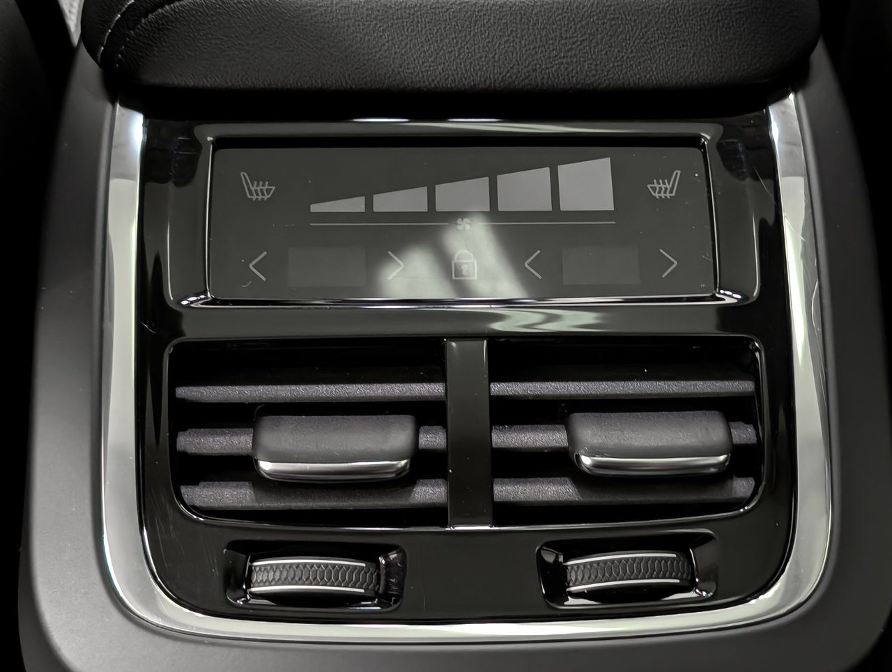 2023 Volvo XC60 B6 AWD Ultimate - Dark-11