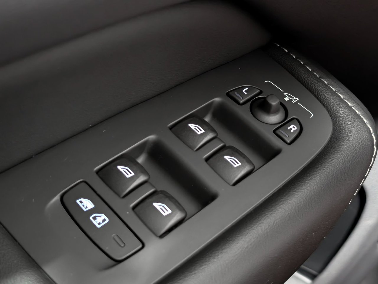 2023 Volvo XC60 B6 AWD Ultimate - Dark-23