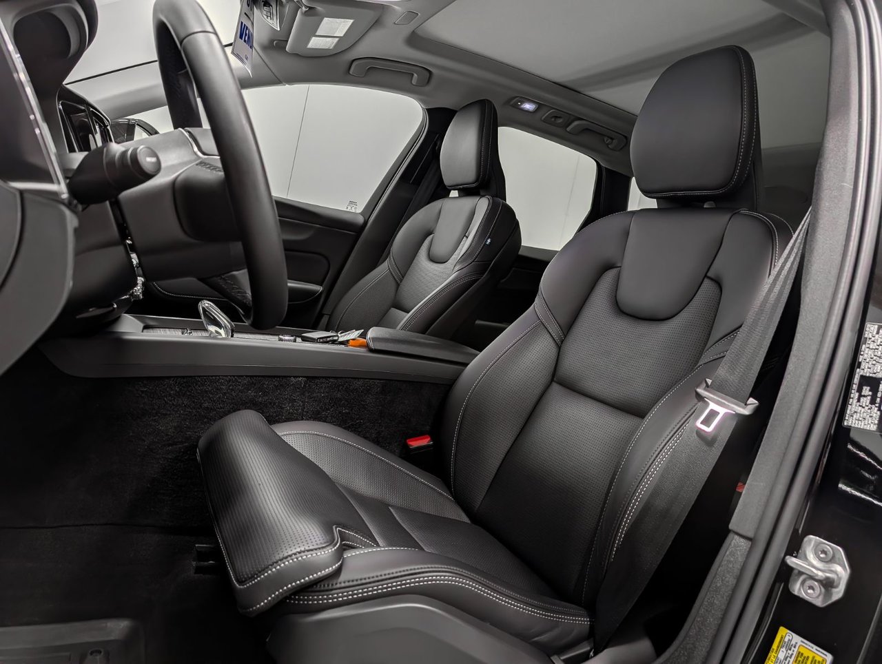 2023 Volvo XC60 B6 AWD Ultimate - Dark-7