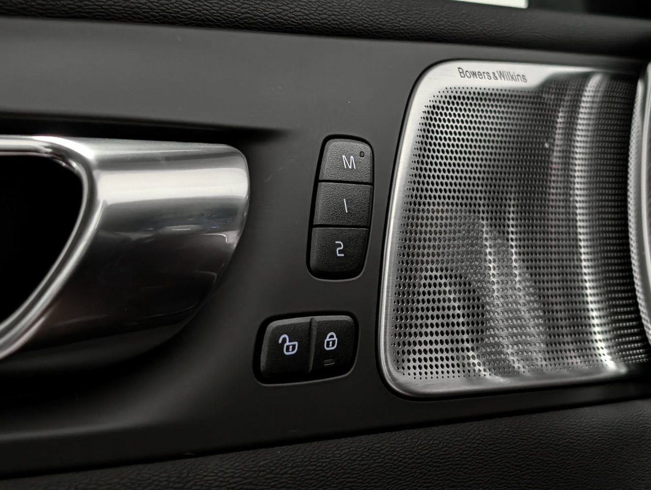 2023 Volvo XC60 B6 AWD Ultimate - Dark-22