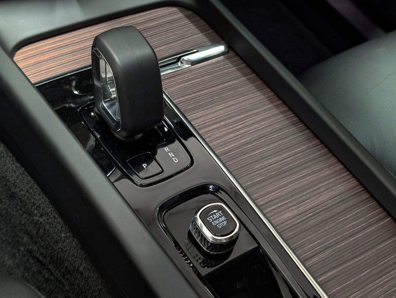 2024 Volvo XC60 B5 AWD Plus Dark Theme-18