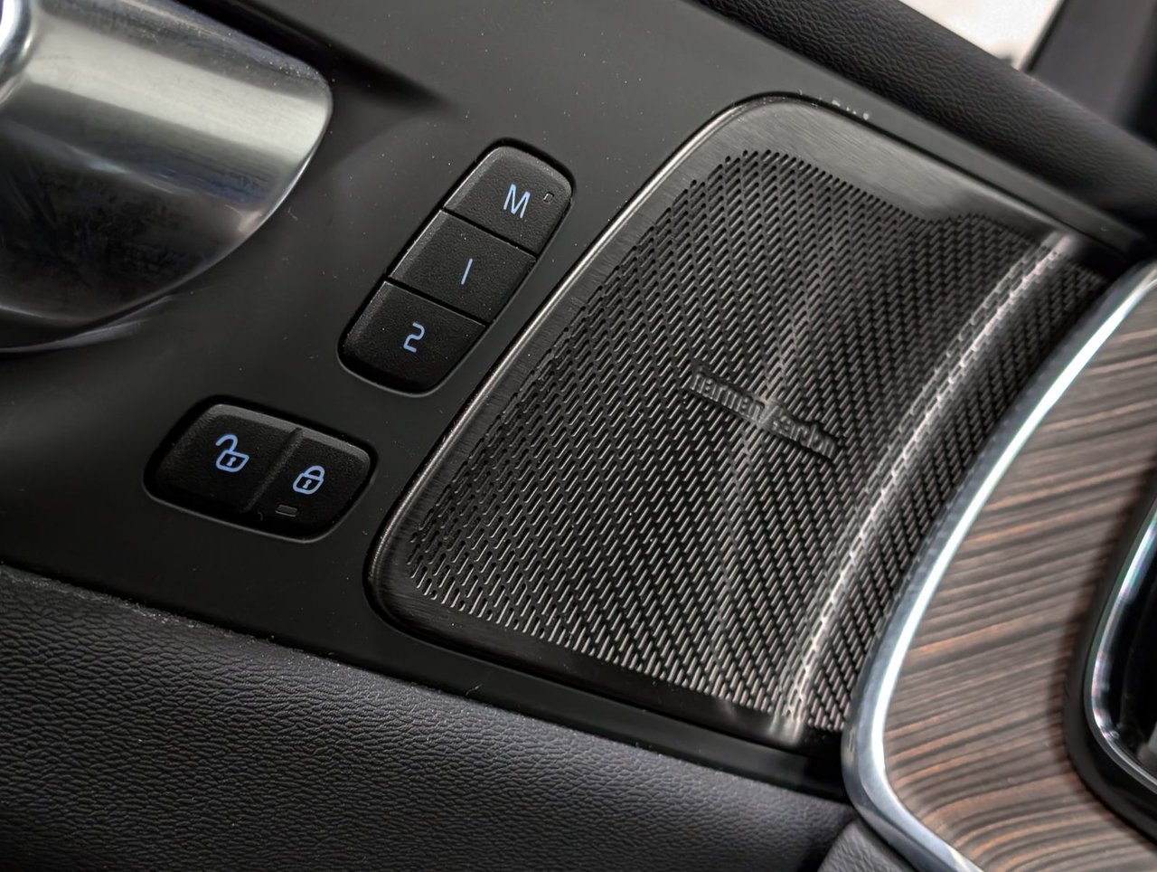 2024 Volvo XC60 B5 AWD Plus Dark Theme-22