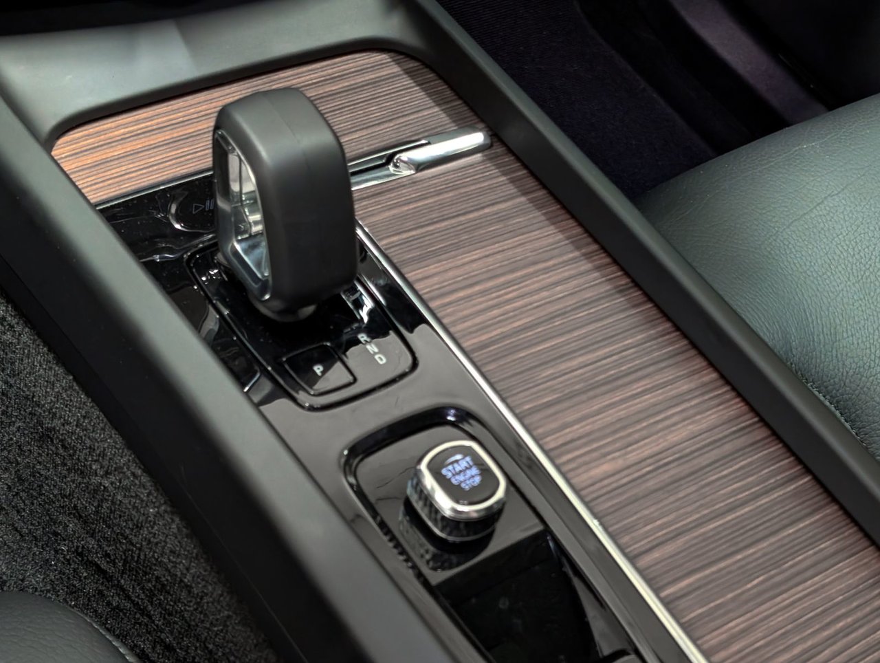 2024 Volvo XC60 B5 AWD Plus Dark Theme-17