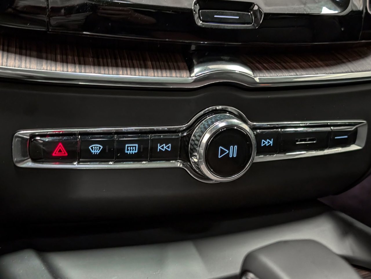 2024 Volvo XC60 B5 AWD Plus Dark Theme-16