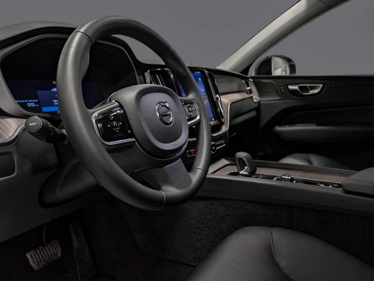 2024 Volvo XC60 B5 AWD Plus Dark Theme-7
