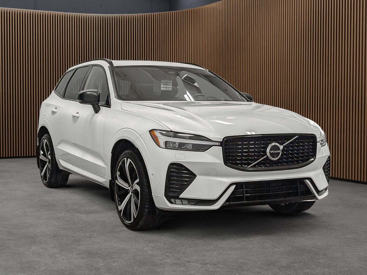 2024 Volvo XC60 B5 AWD Ultimate Dark Theme-3