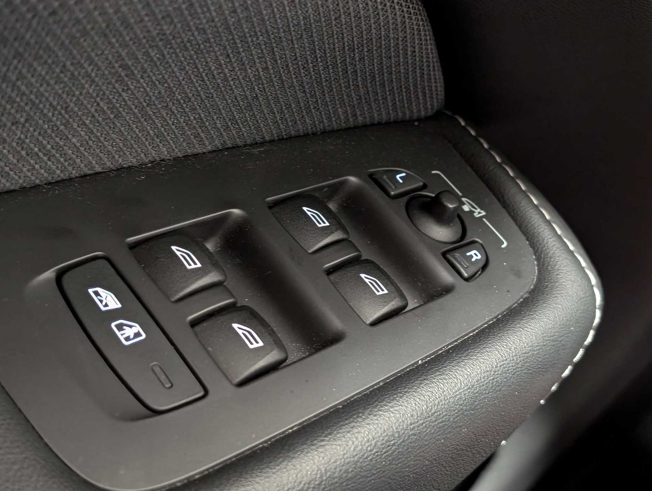 2024 Volvo XC60 B5 AWD Ultimate Dark Theme-23