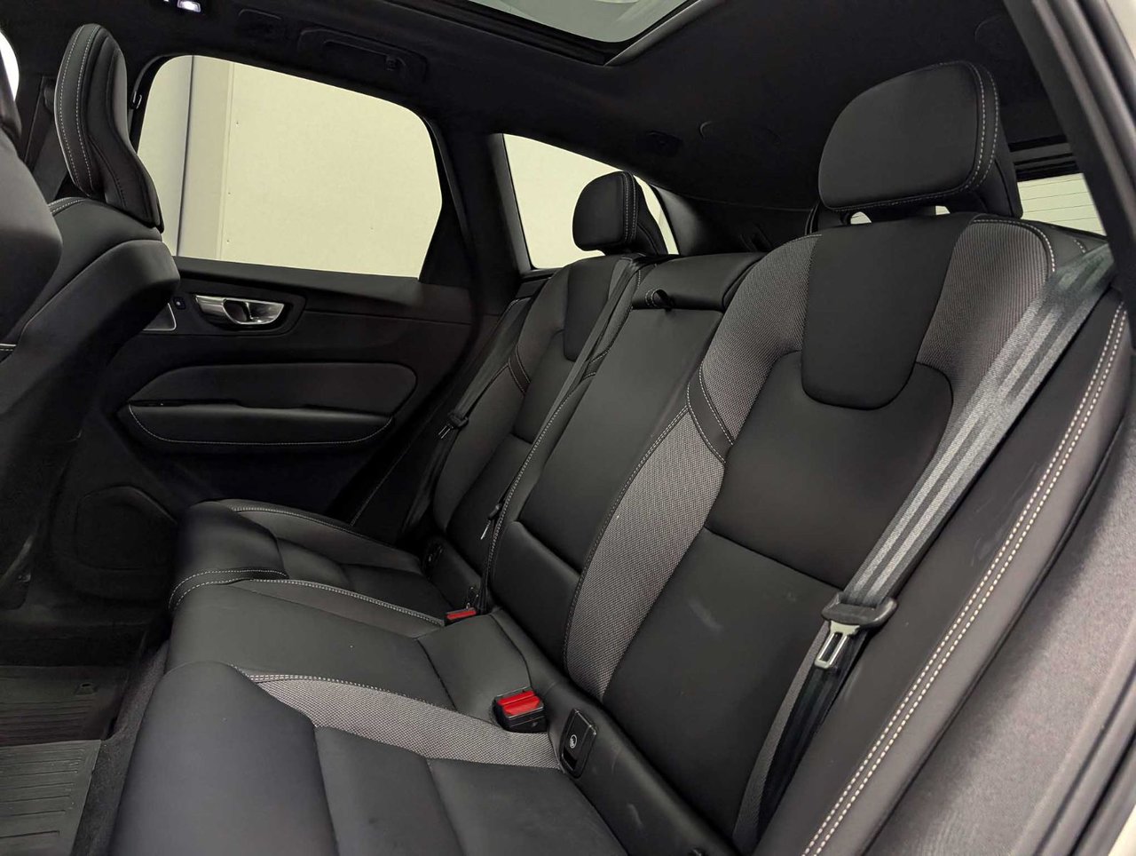2024 Volvo XC60 B5 AWD Ultimate Dark Theme-11