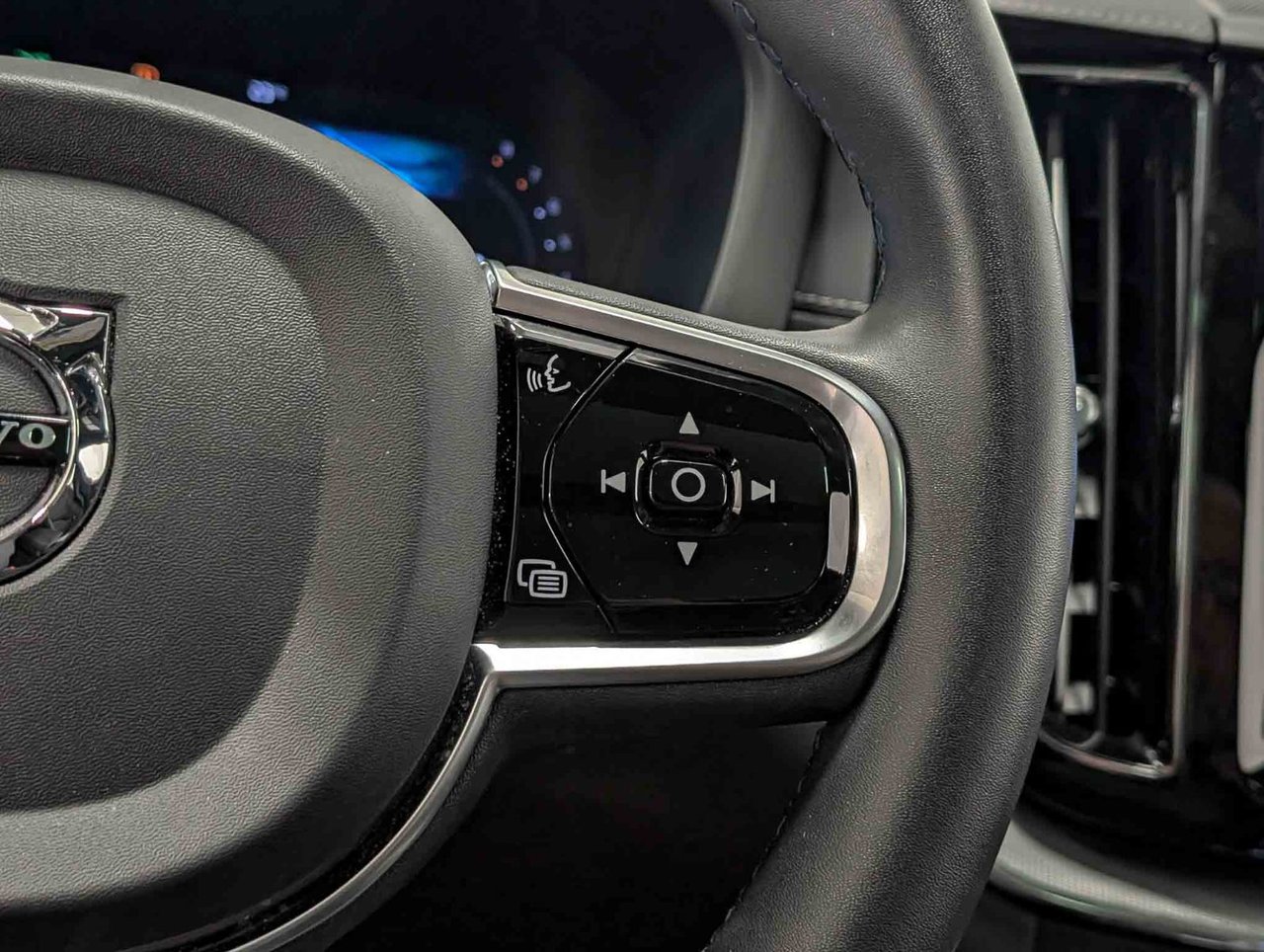 2024 Volvo XC60 B5 AWD Ultimate Dark Theme-21