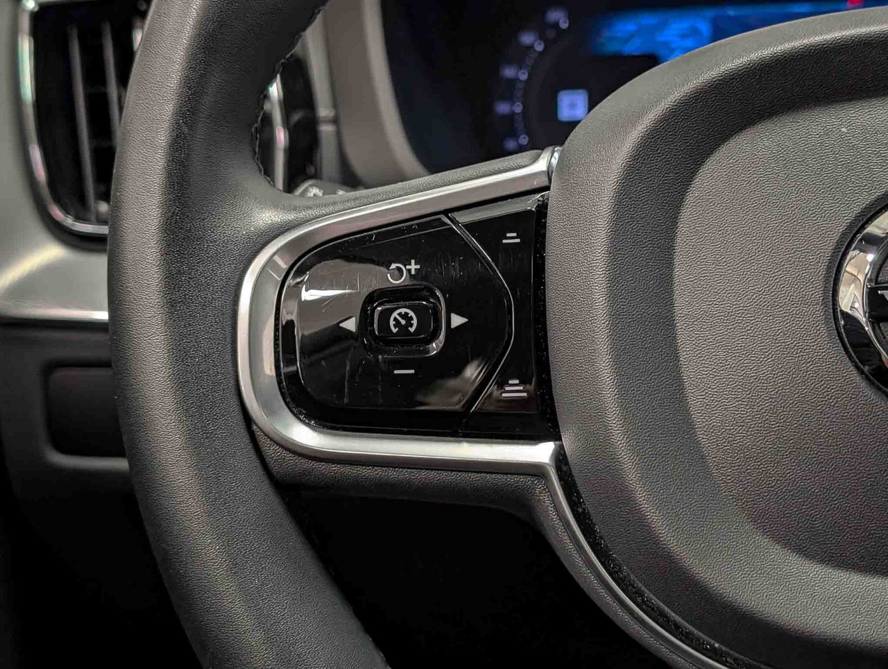 2024 Volvo XC60 B5 AWD Ultimate Dark Theme-22