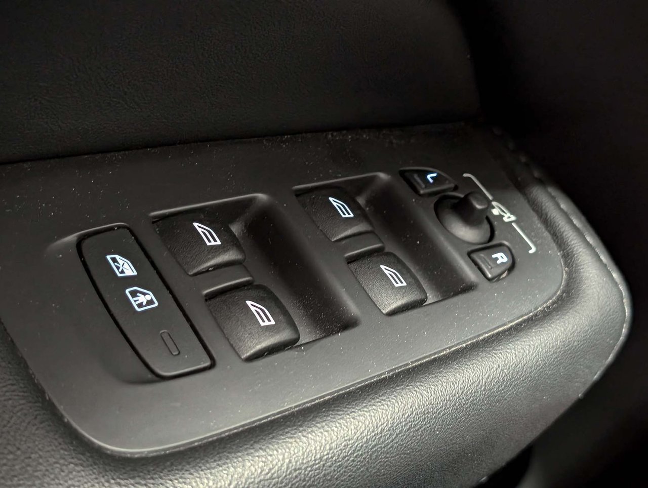2024 Volvo XC60 B5 AWD Plus Dark Theme-20