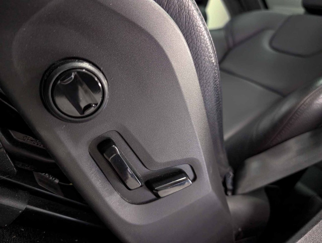 2024 Volvo XC60 B5 AWD Plus Dark Theme-9