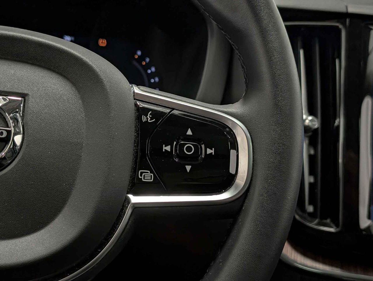 2024 Volvo XC60 B5 AWD Plus Dark Theme-18