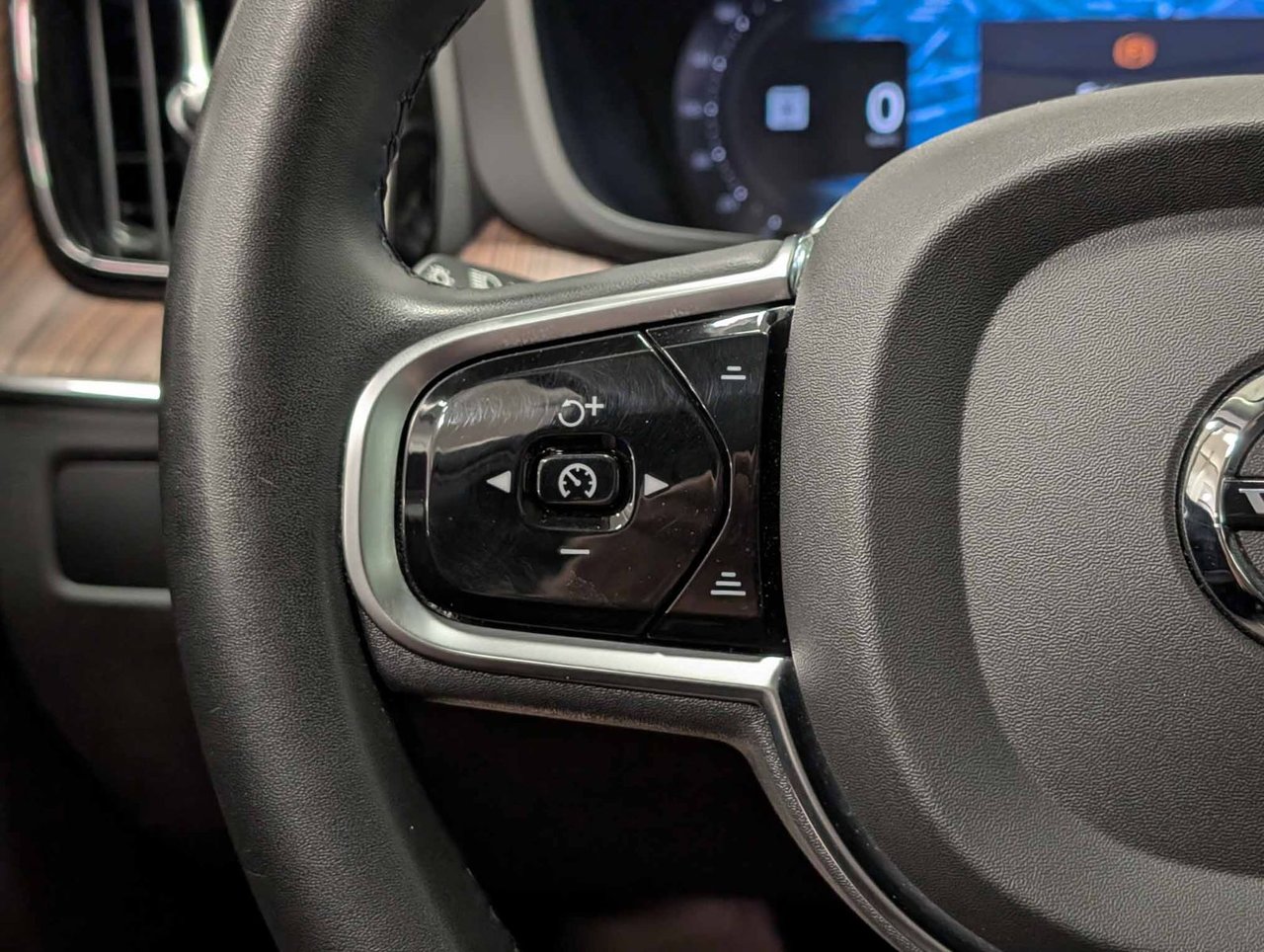 Volvo XC60 B5 AWD Plus Dark Theme 2024-21