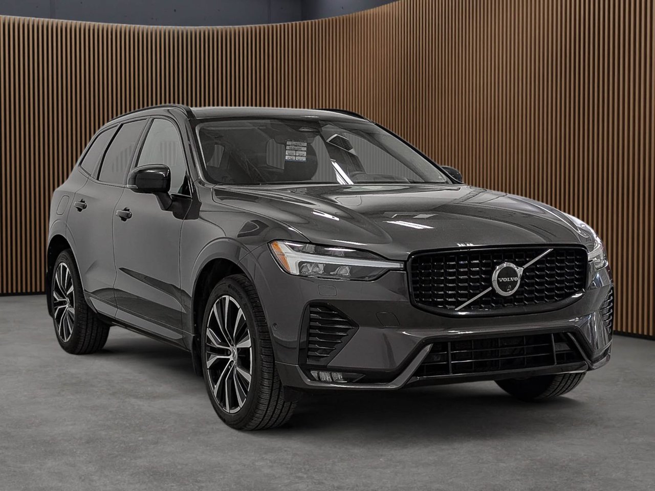Volvo XC60 B5 AWD Plus Dark Theme 2024-2