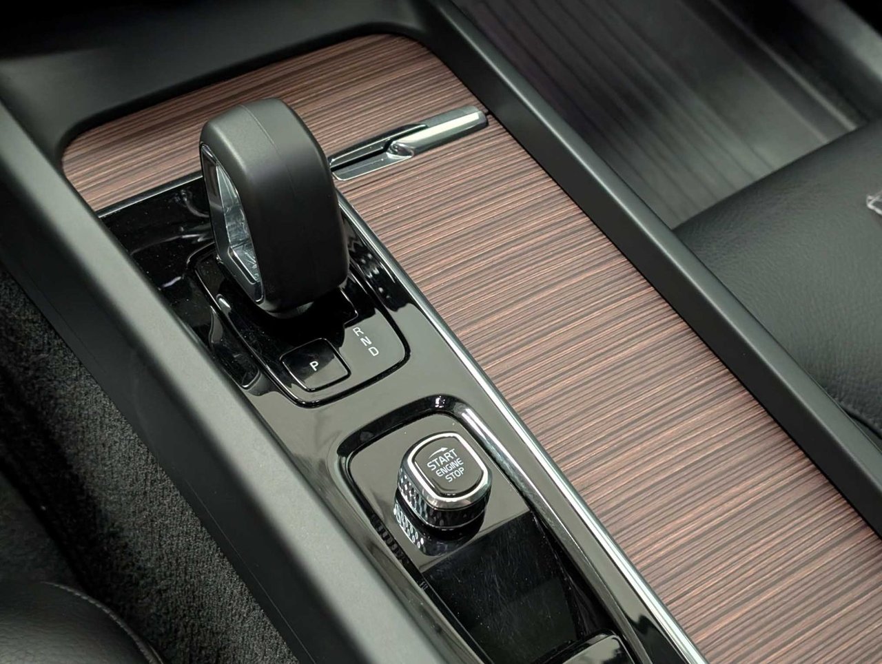 Volvo XC60 B5 AWD Plus Dark Theme 2024-17