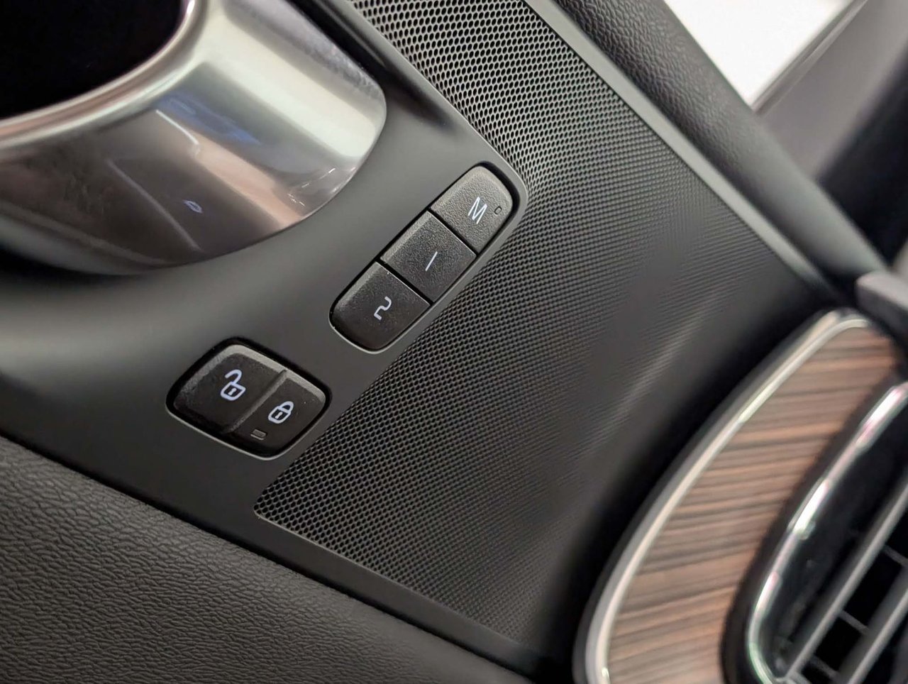 Volvo XC60 B5 AWD Plus Dark Theme 2024-22