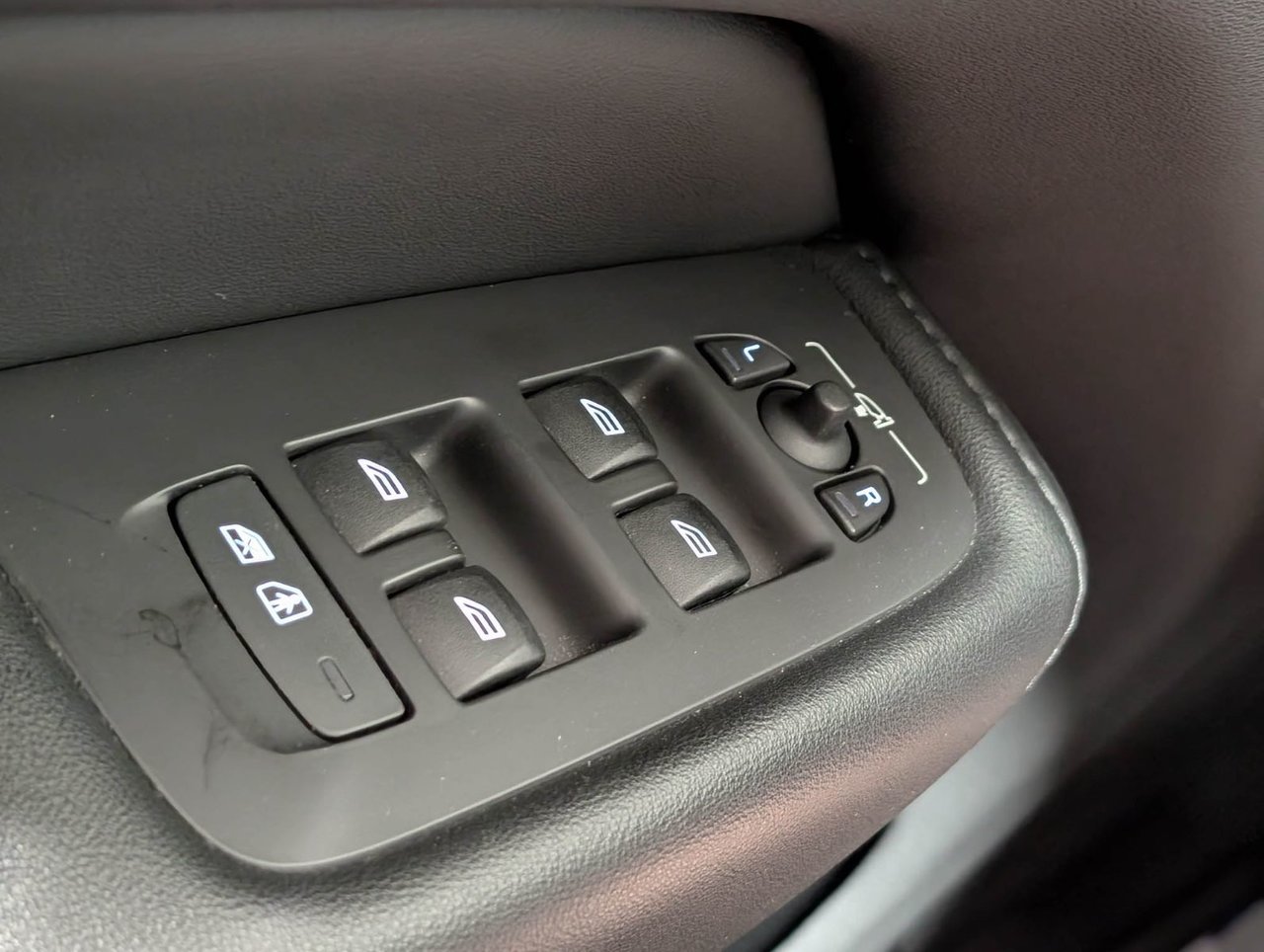 Volvo XC60 B5 AWD Plus Dark Theme 2024-19