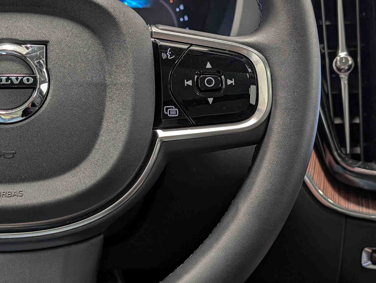 Volvo XC60 B5 AWD Ultimate Dark Theme 2024-16