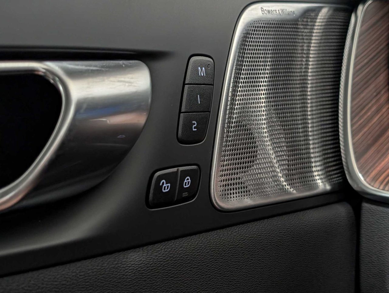 Volvo XC60 B5 AWD Ultimate Dark Theme 2024-21