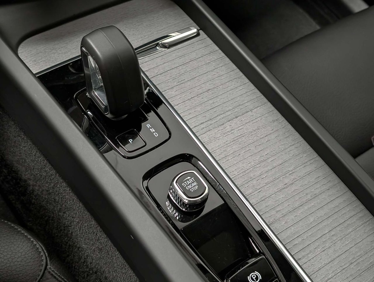 Volvo XC60 B5 AWD Plus Dark Theme 2025-33