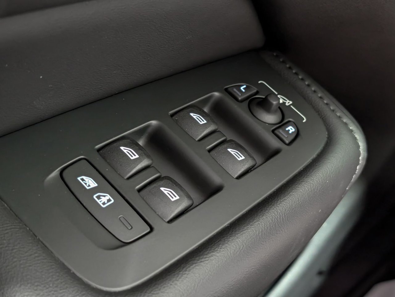 Volvo XC60 B5 AWD Plus Dark Theme 2025-26