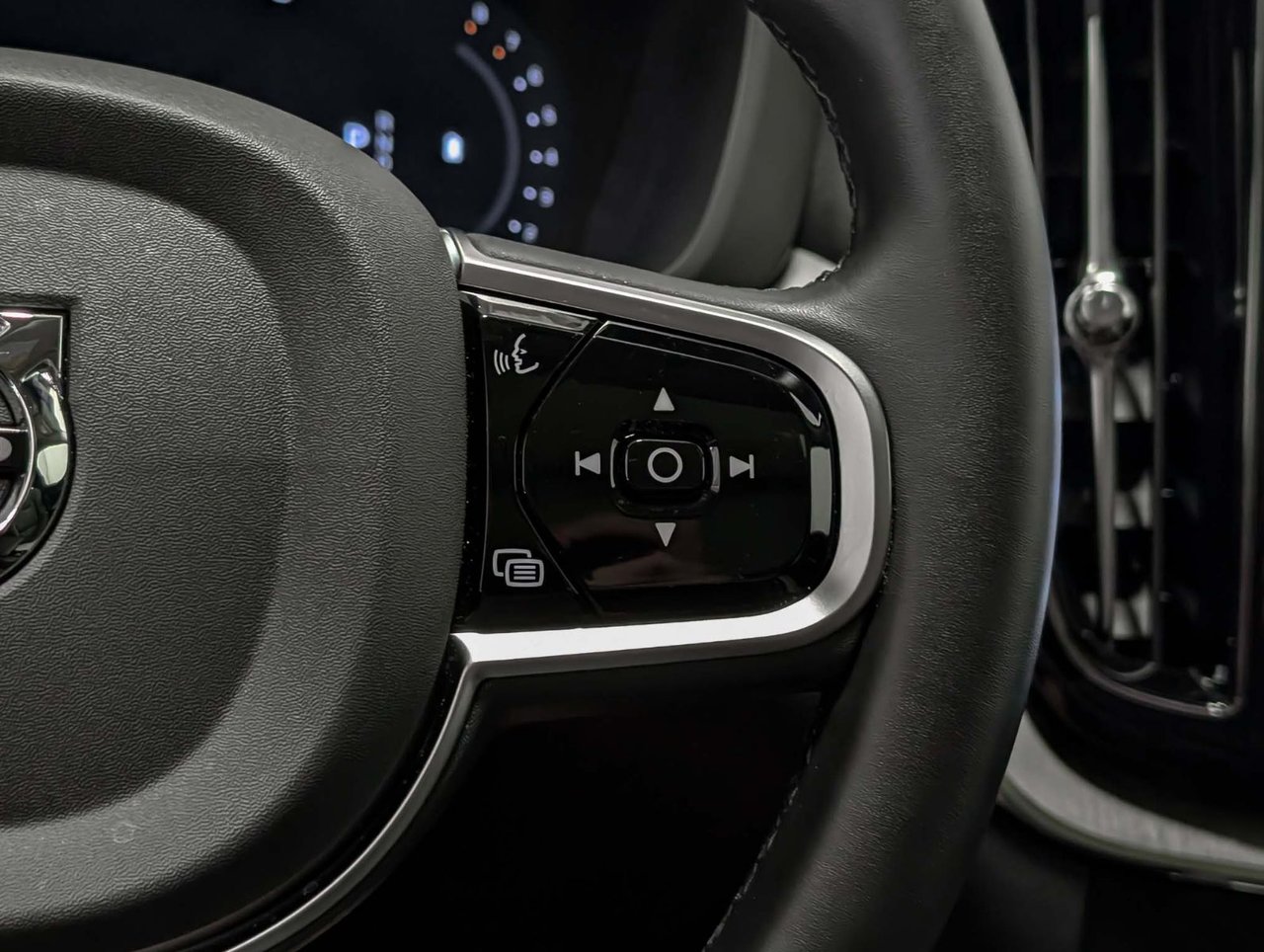 Volvo XC60 B5 AWD Plus Dark Theme 2025-22