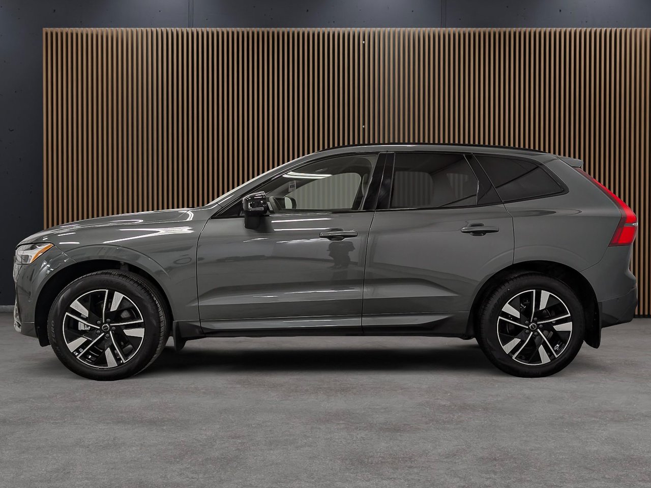 2026 Volvo XC60 B5 AWD Plus Dark Theme-1