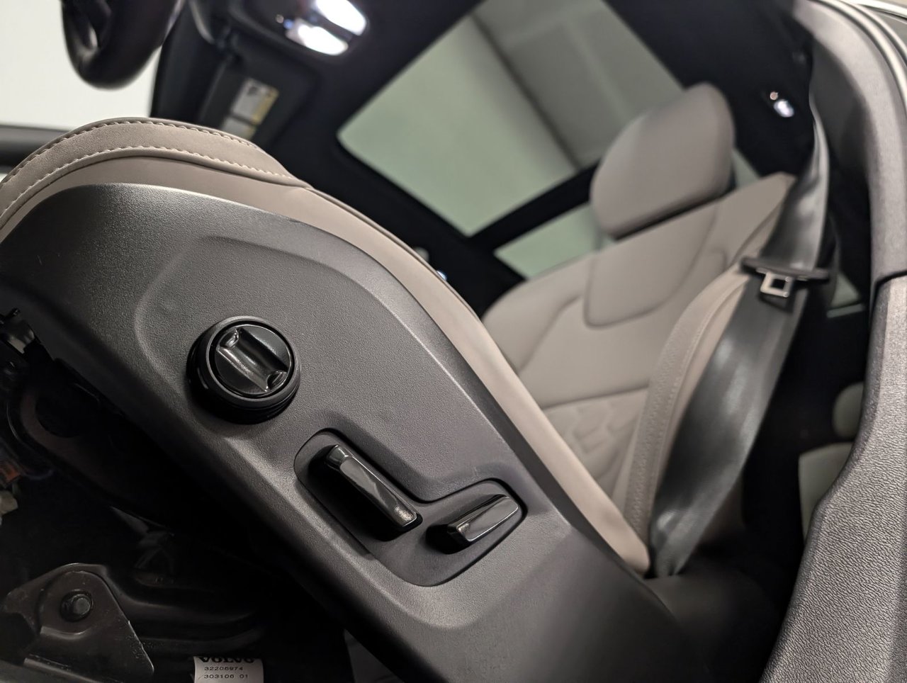 2026 Volvo XC60 B5 AWD Plus Dark Theme-9