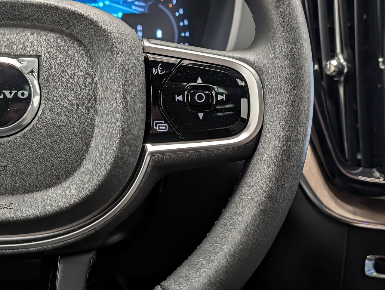2026 Volvo XC60 B5 AWD Plus Dark Theme-18