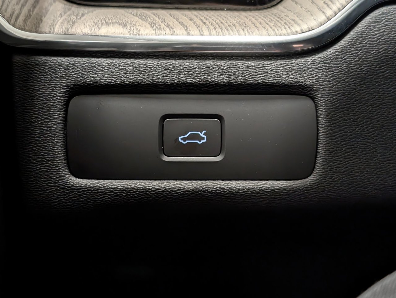 2026 Volvo XC60 B5 AWD Plus Dark Theme-21