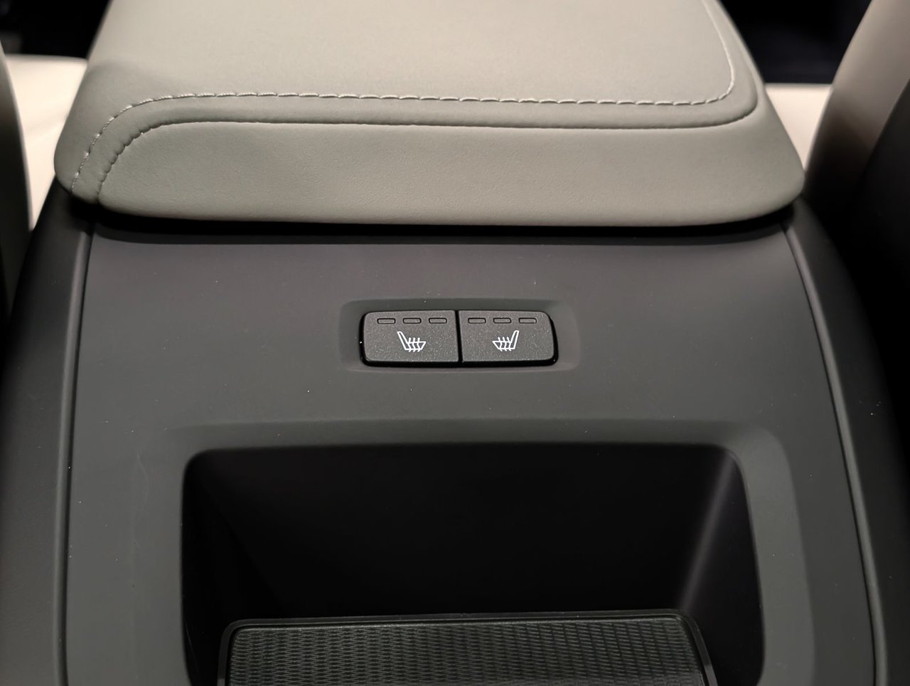 2026 Volvo XC60 B5 AWD Plus Dark Theme-11