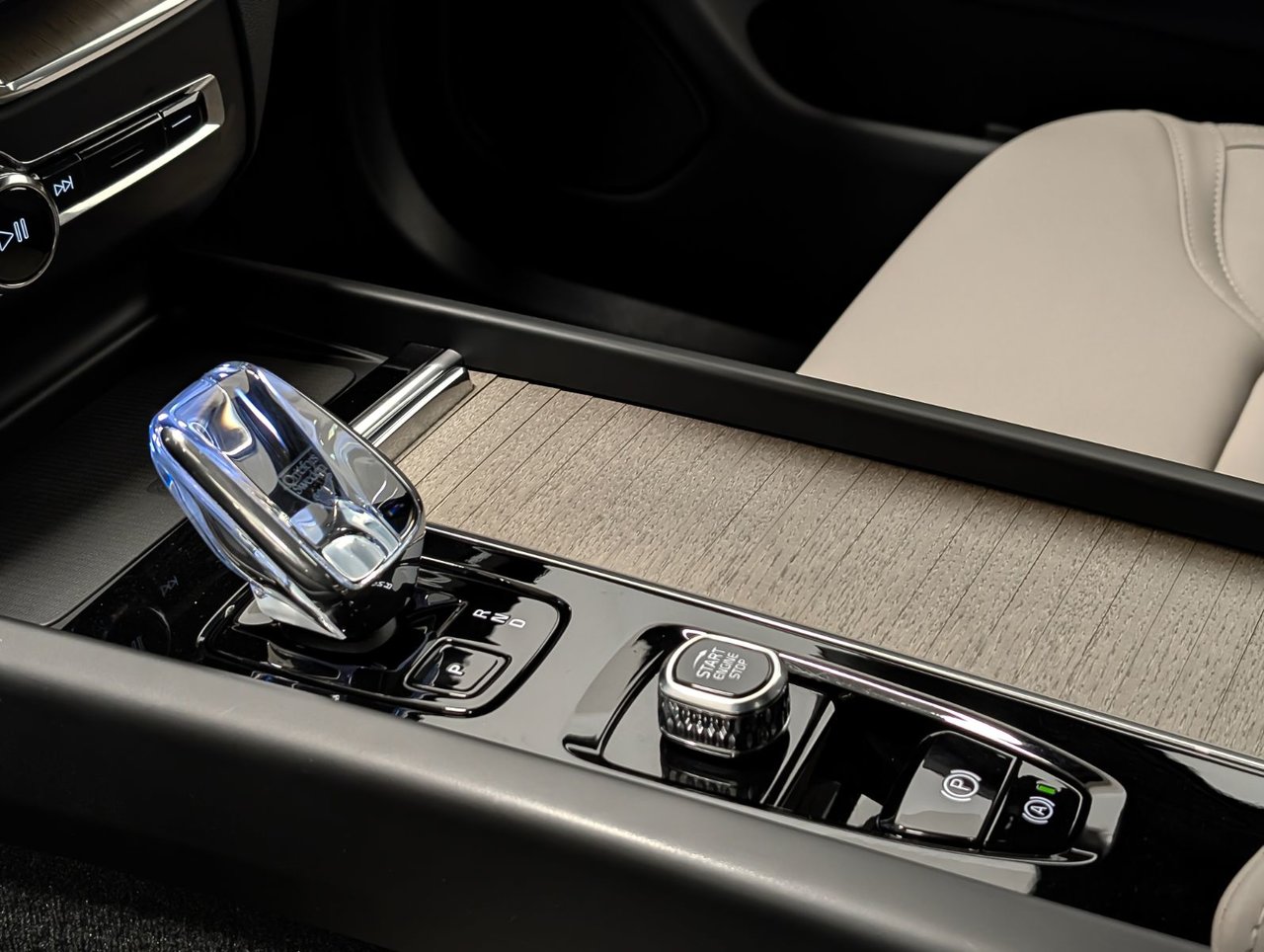 2026 Volvo XC60 B5 AWD Plus Dark Theme-17