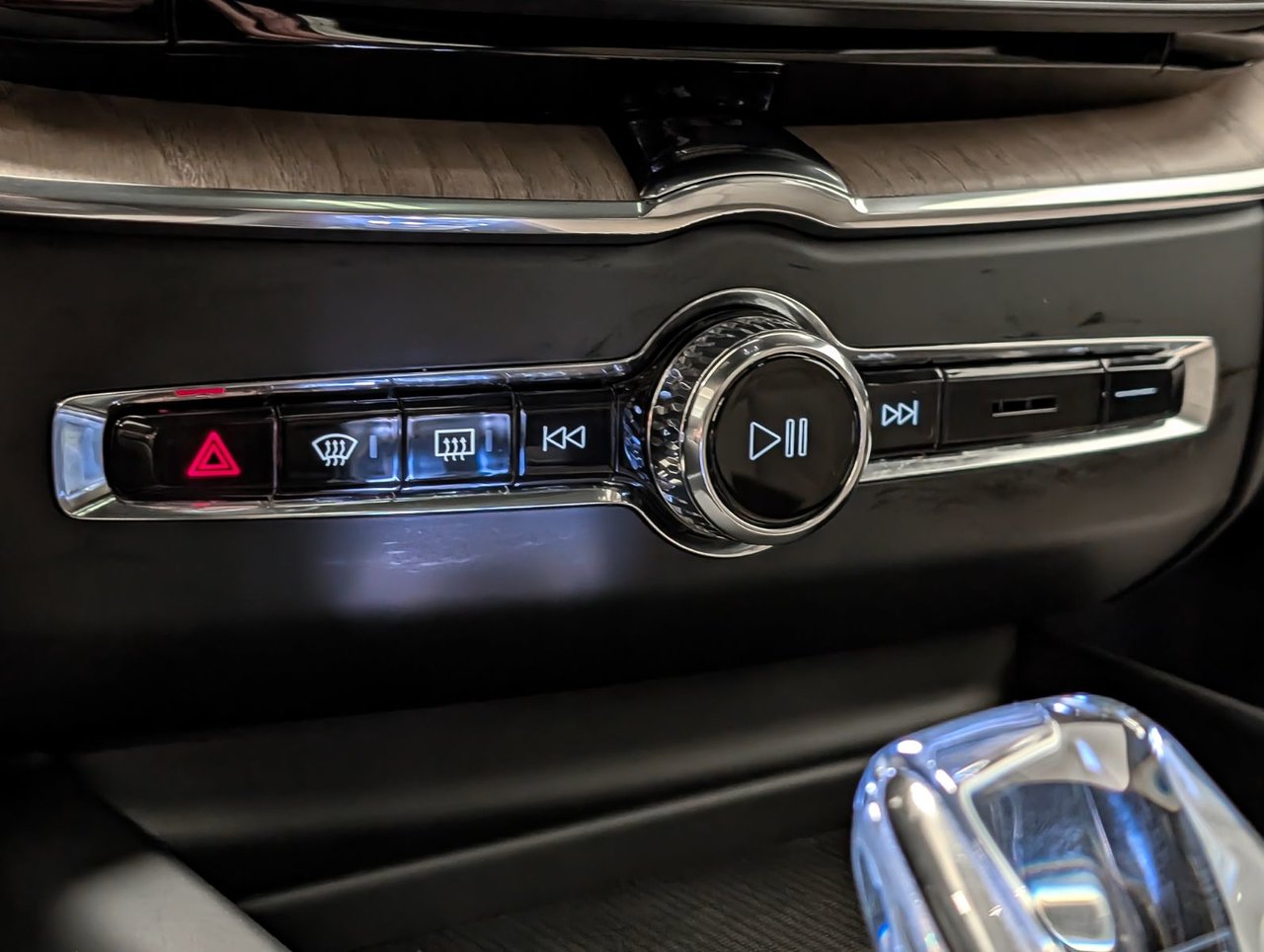 2026 Volvo XC60 B5 AWD Plus Dark Theme-15