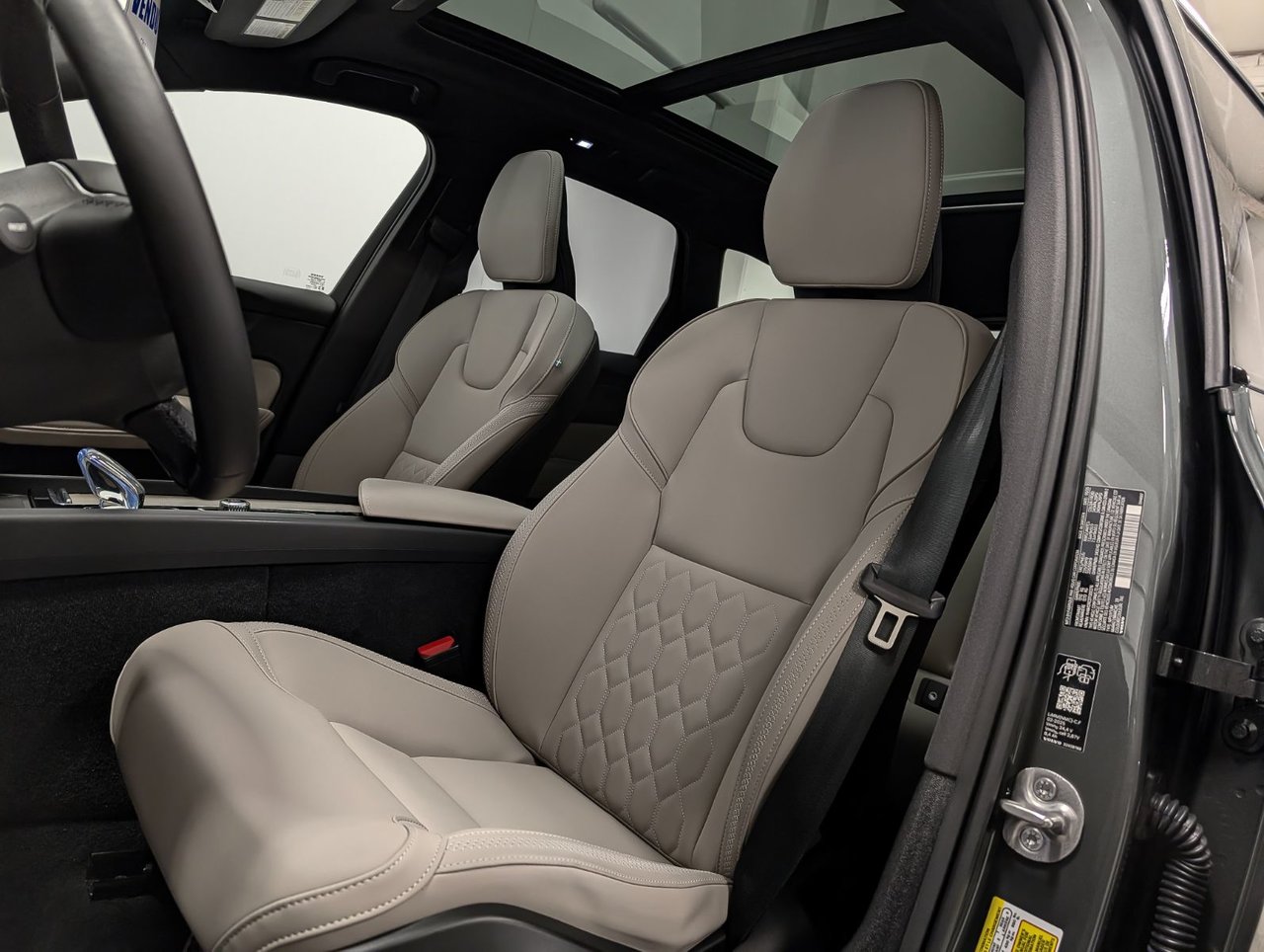 2026 Volvo XC60 B5 AWD Plus Dark Theme-8