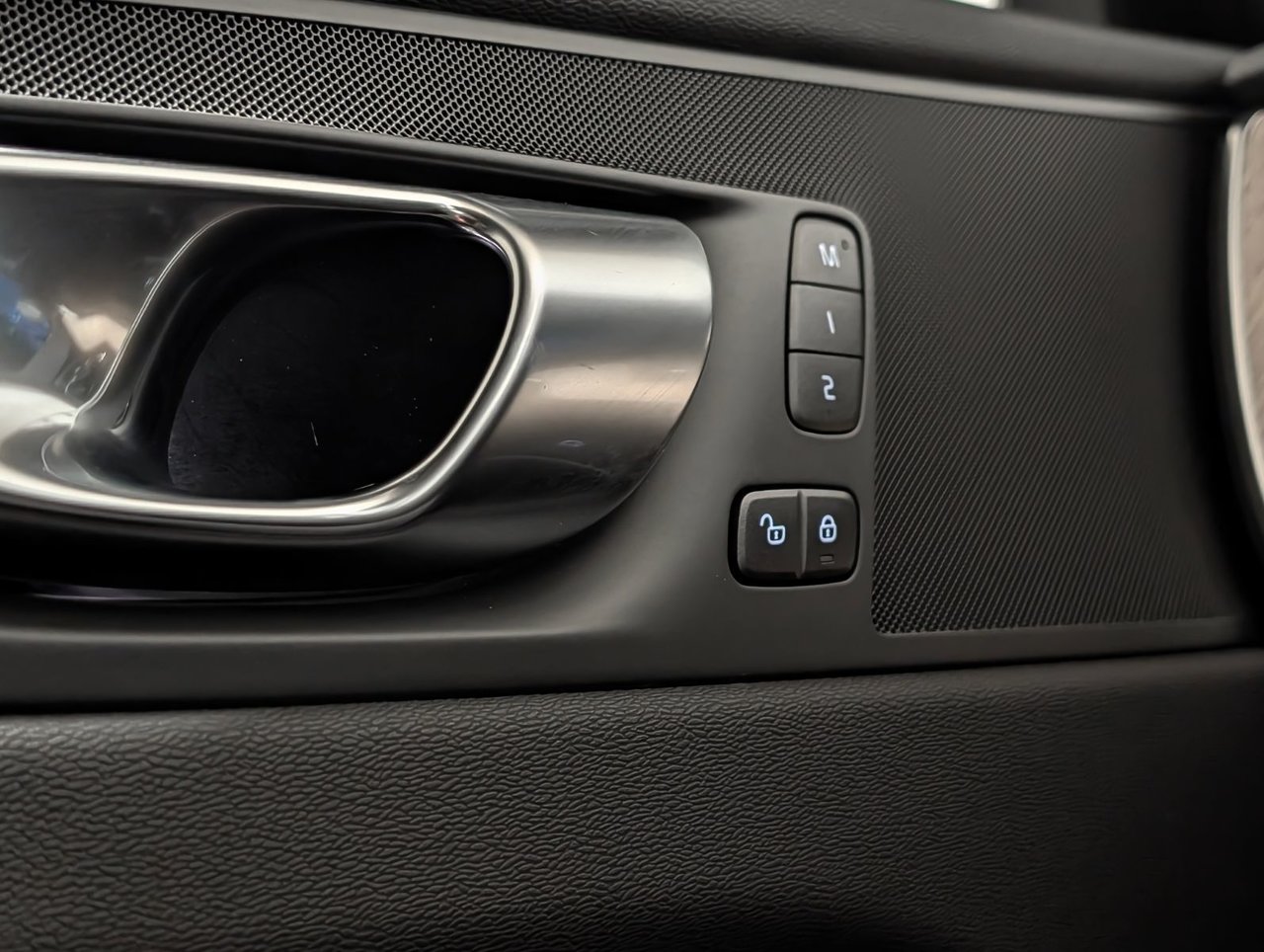 2026 Volvo XC60 B5 AWD Plus Dark Theme-22