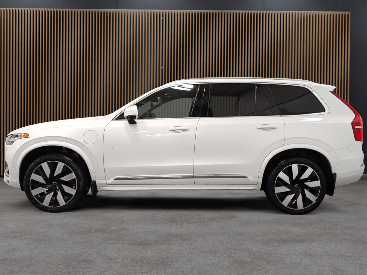 2025 Volvo XC90 Plug-In Hybrid T8 AWD Ultra Bright Theme 7-Seater-1