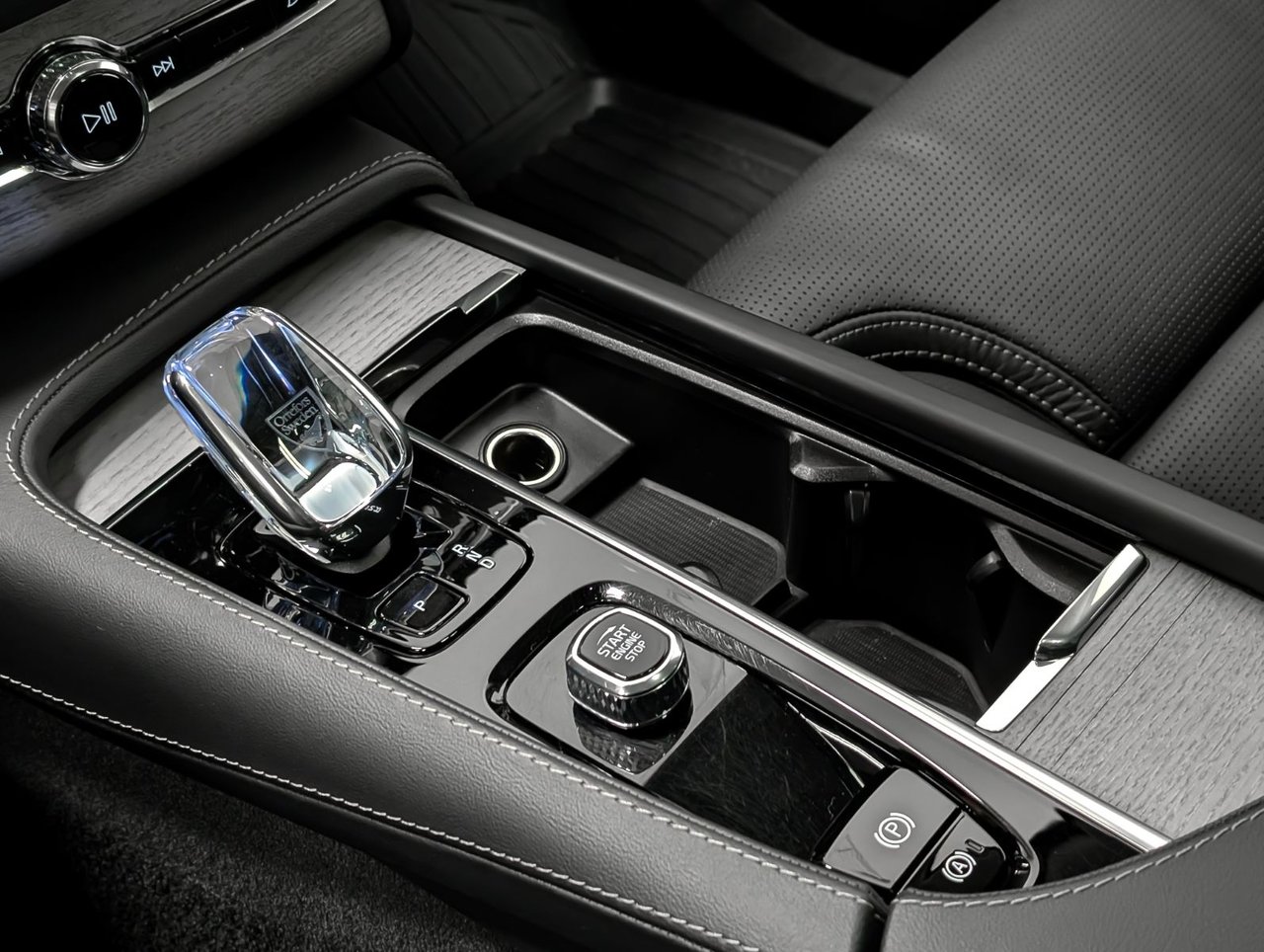 2025 Volvo XC90 Plug-In Hybrid T8 AWD Ultra Bright Theme 7-Seater-17