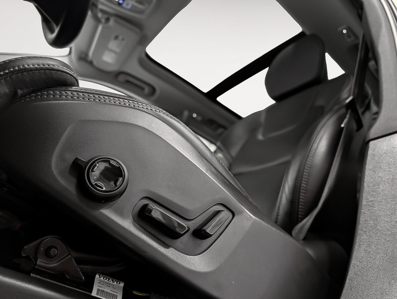 2025 Volvo XC90 Plug-In Hybrid T8 AWD Ultra Bright Theme 7-Seater-9