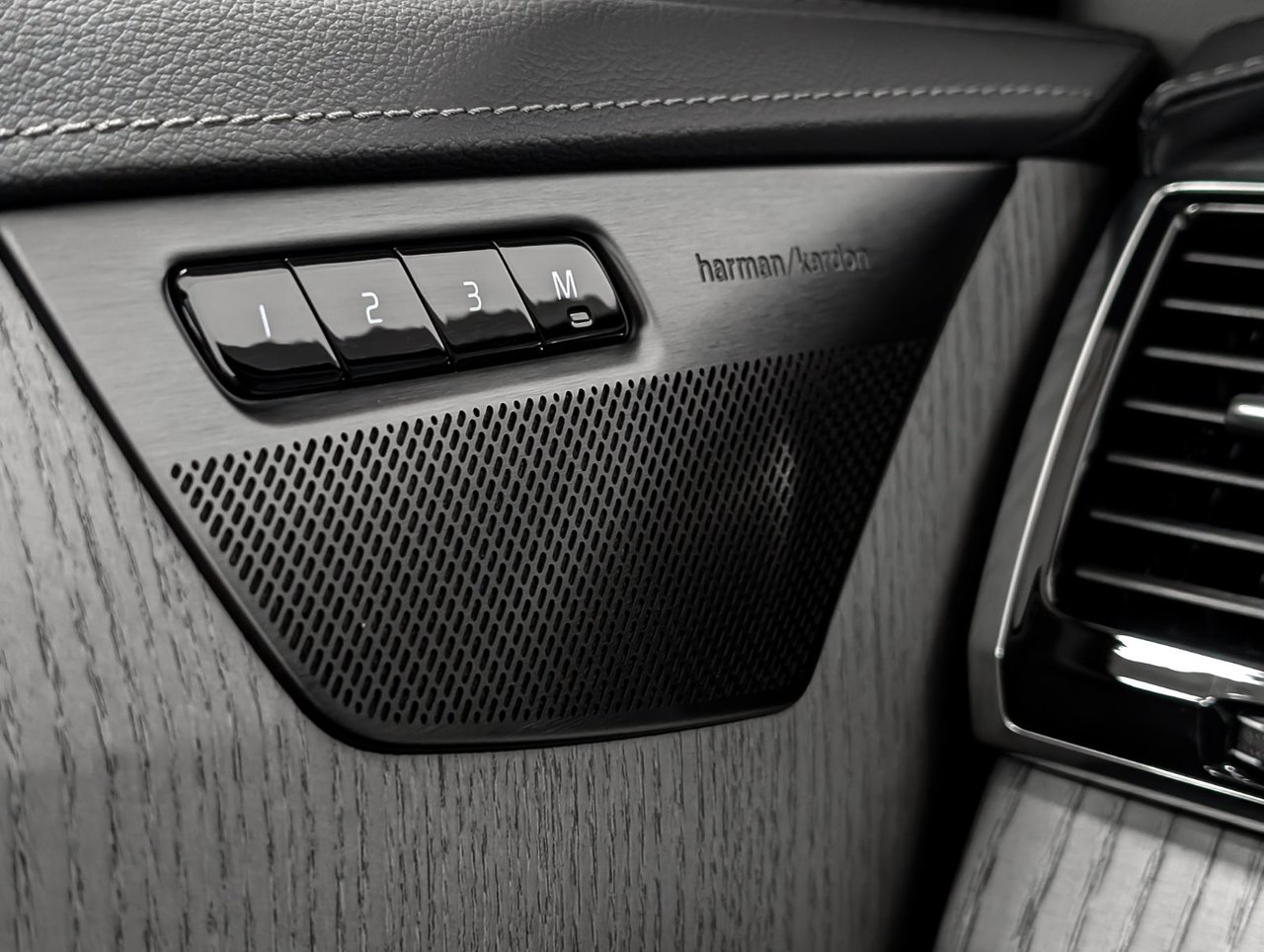 2025 Volvo XC90 Plug-In Hybrid T8 AWD Ultra Bright Theme 7-Seater-23