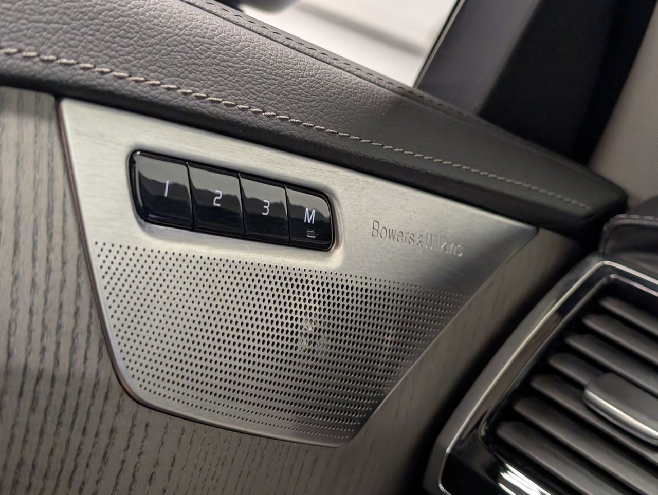 2024 Volvo XC90 Recharge T8 eAWD PHEV Ultimate Bright Theme 7-Seater-23