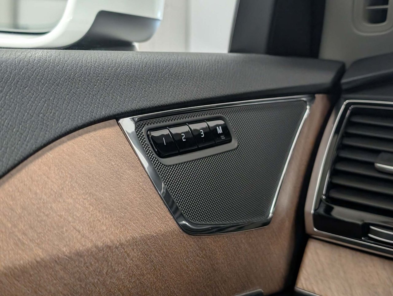 Volvo XC90 Recharge T8 eAWD PHEV Plus Bright Theme 7-Seater 2024-21