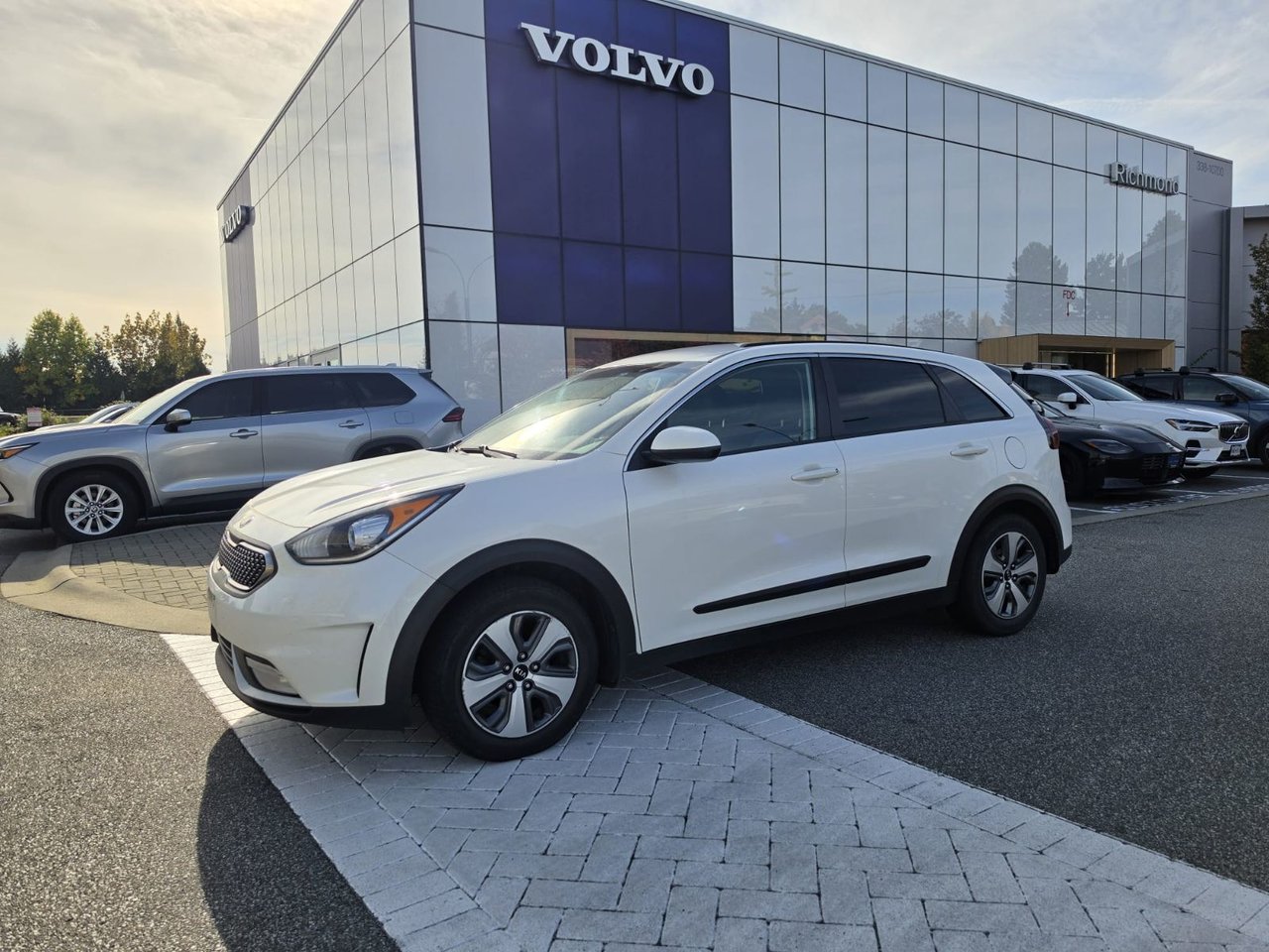 Snow White Pearl 2019 Kia Niro SUV / Crossover Automatic