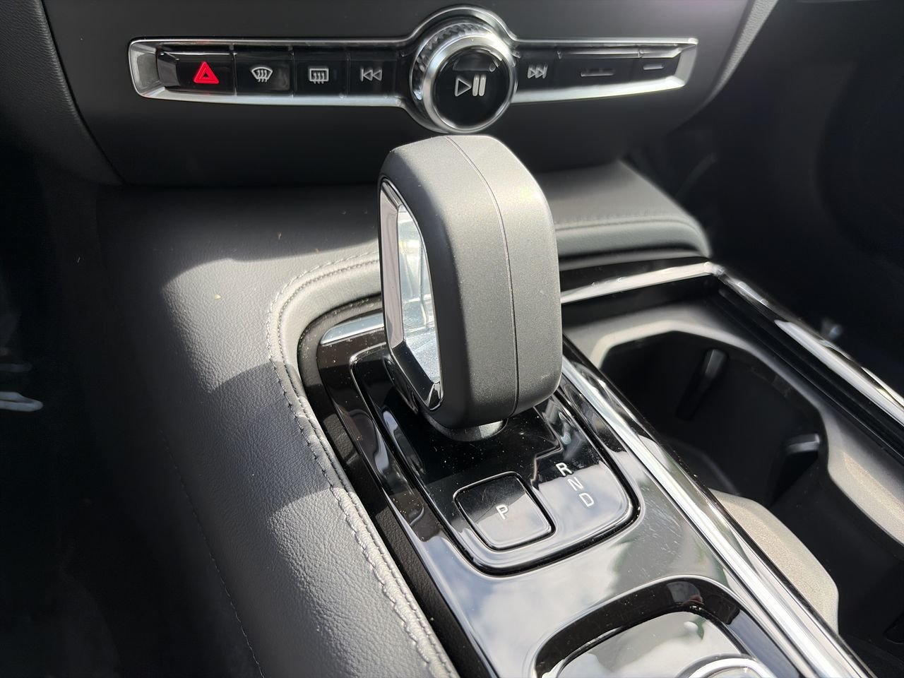 2024 Volvo S60 Recharge Core Dark Theme-27