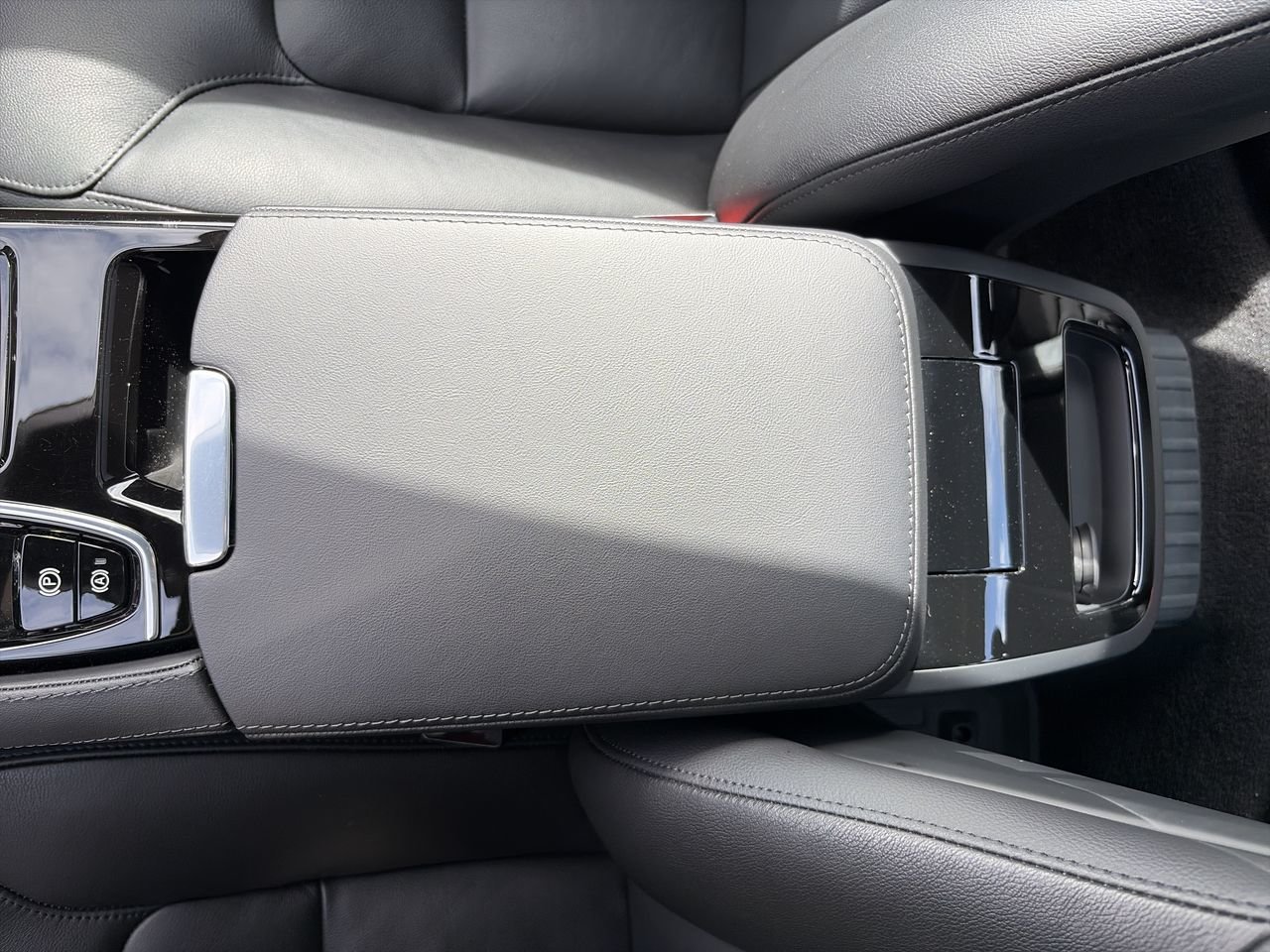 2024 Volvo S60 Recharge Core Dark Theme-26