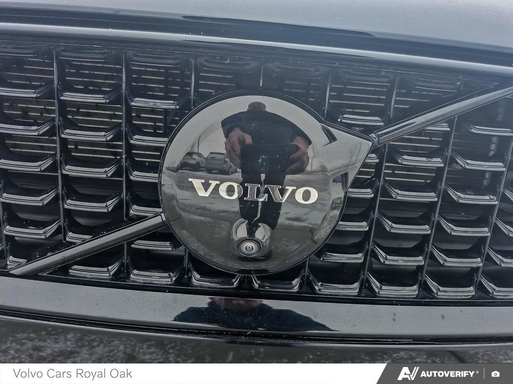 2025 Volvo S60 Plug-In Hybrid Ultra Black Edition-8