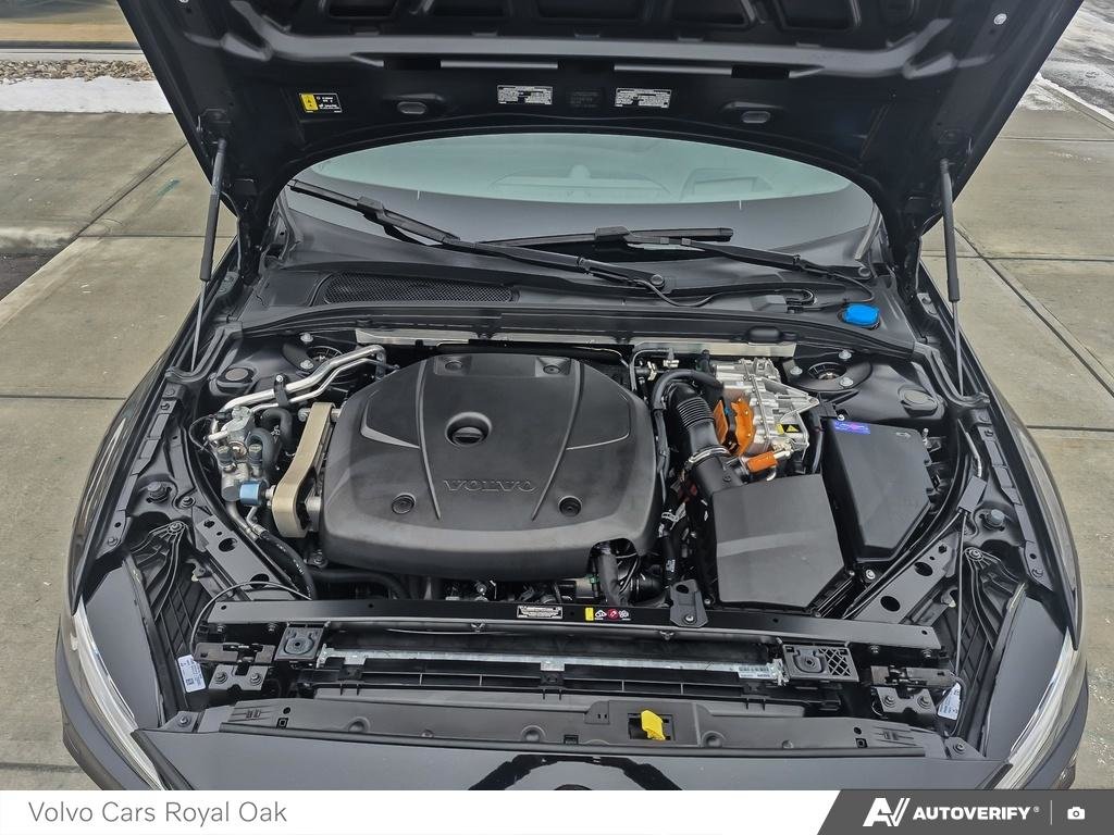 2025 Volvo S60 Plug-In Hybrid Ultra Black Edition-9