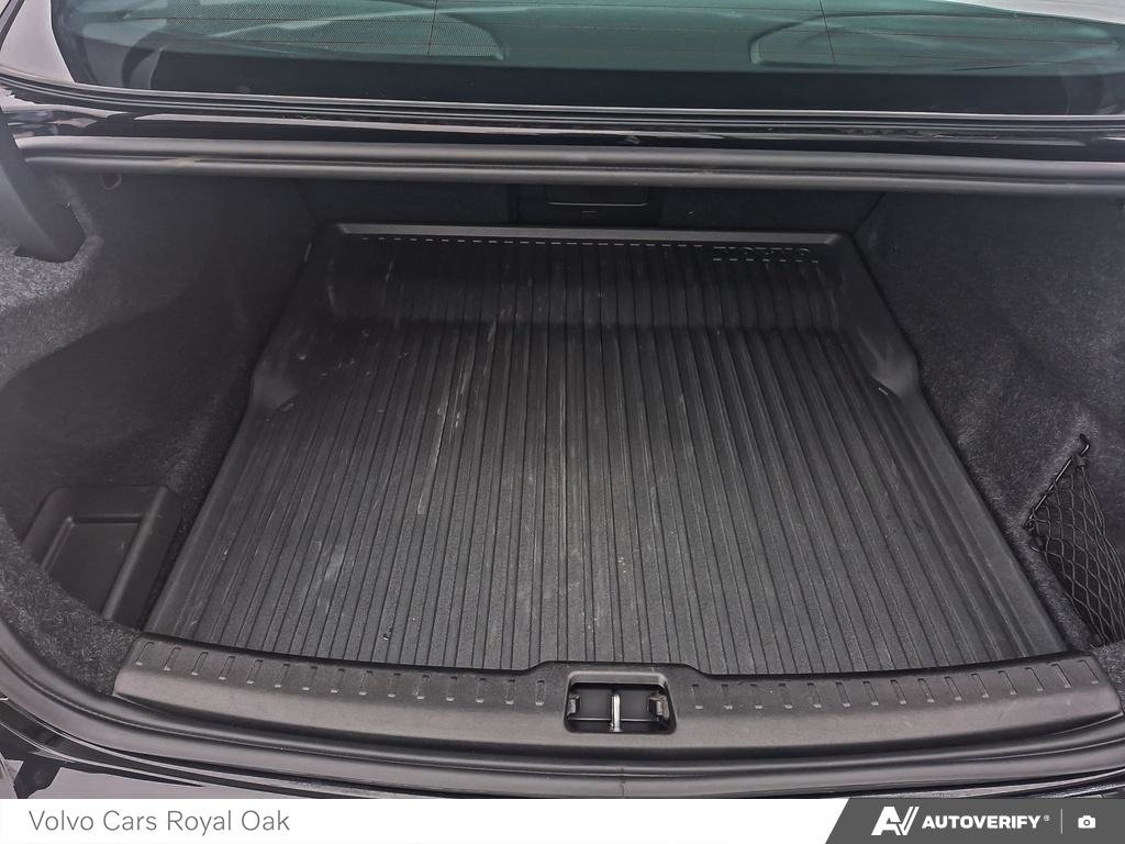 2025 Volvo S60 Plug-In Hybrid Ultra Black Edition-11