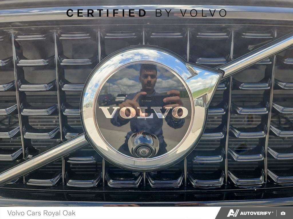 2023 Volvo XC40 Plus Dark Theme-8